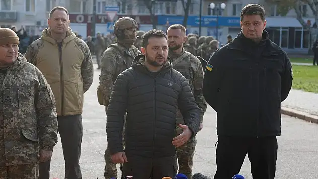 Zelenskiy, Rus birliklerinin çekildiği Herson'u ziyaret etti