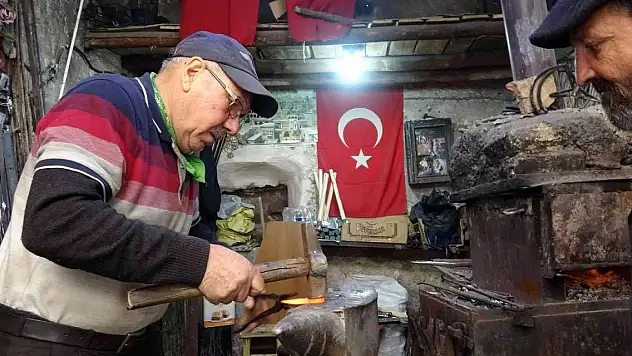 Mardinli demir ustası 8 kez ameliyat oldu, yarım asırdır tutkuyla yaptığı işine engel olmadı