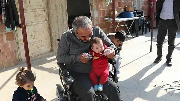 Üç çocuk babasının akülü tekerlekli sandalye sevinci