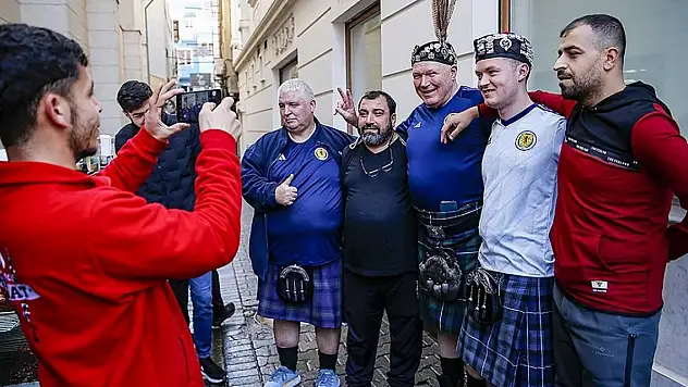 İskoç taraftarlar renkli kıyafetleriyle Diyarbakır'ın tarihi mekanlarını gezdi
