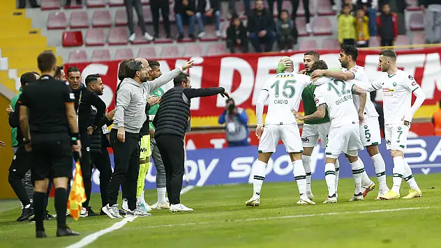 Konyaspor o farkı 5'e indirdi!