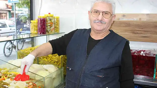 55 yıllık turşu ustası, Yeşilçam'a da konu olan 'sirkeyle mi limonla mı' tartışmasına son verdi