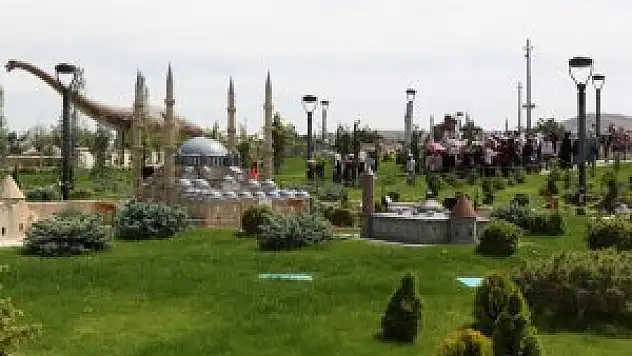 80 Binde Devr-i Alem Parkı'na yoğun ilgi