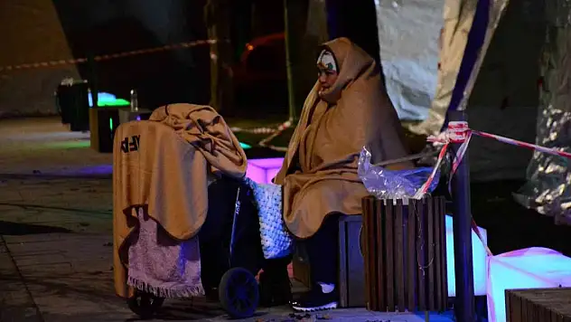 Depremin üstünden 24 saat geçti, korkusu hala sürüyor