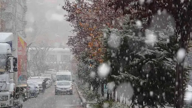 Kent merkezine lapa lapa kar yağdı, hayatı olumsuz etkiledi