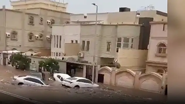 Şiddetli yağışta araçlar sele kapılarak sürüklendi: 2 kişi hayatını kaybetti