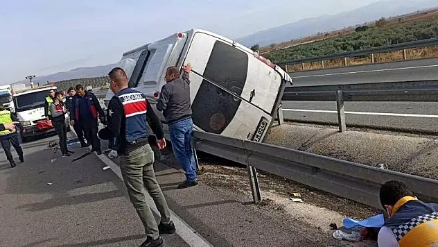 Taraftarları taşıyan minibüs bariyerlere çarptı: 1 ölü, 10 yaralı