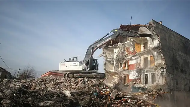 Düzce'deki depremde ağır hasar alan 5 bina yıkıldı