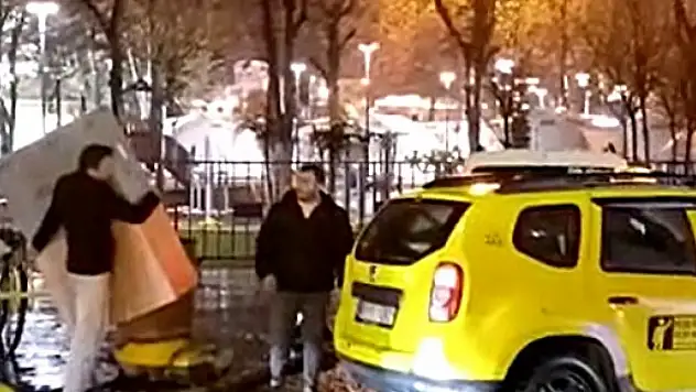 Depremzedelere verilen yardım malzemelerini taksiyle götürdüler