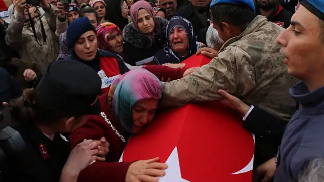 İki kardeşinden şehit ağabeye asker selamı ile veda