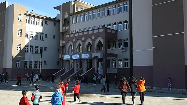 Beden eğitimi dersi için kapalı alan isteyen öğrenciye Bakan Özer'den sevindiren haber