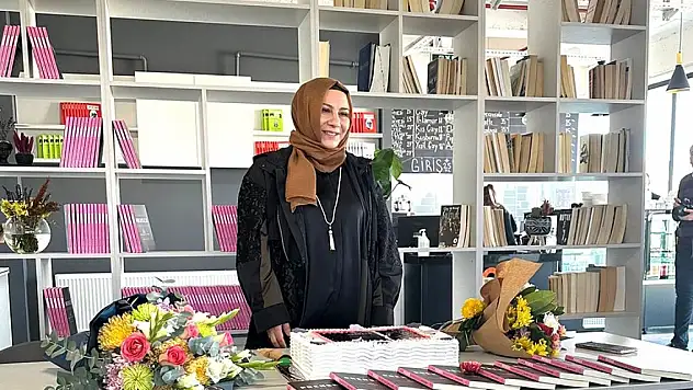 Yazar Şeyma Ayhan imza günü düzenledi