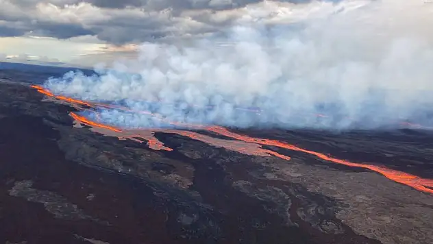 Dünyanın en geniş yanardağı lav püskürmeye başladı
