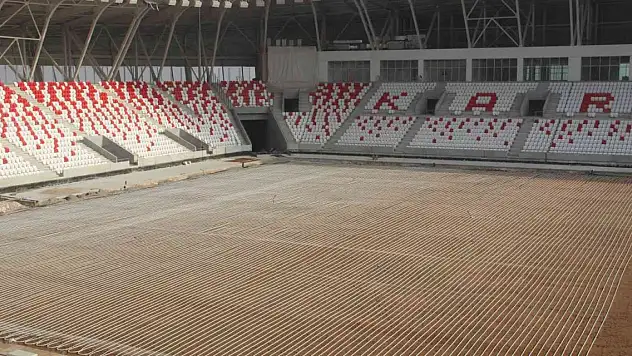 Karaman'da sona yaklaşılan 15 bin kişilik stadyumun kumu Konya'dan