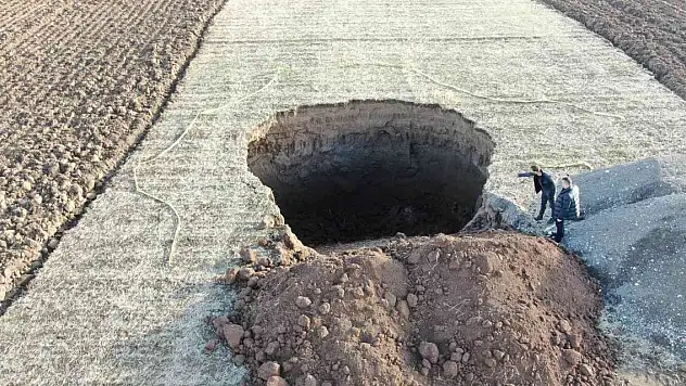 Oluşan obruğun içerisine düşmekten son anda kurtuldu