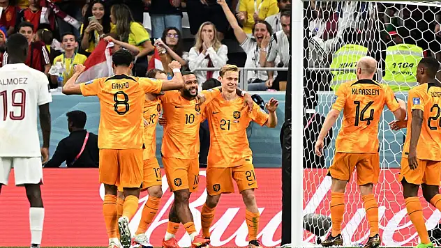 Hollanda zorlanmadan son 16'da