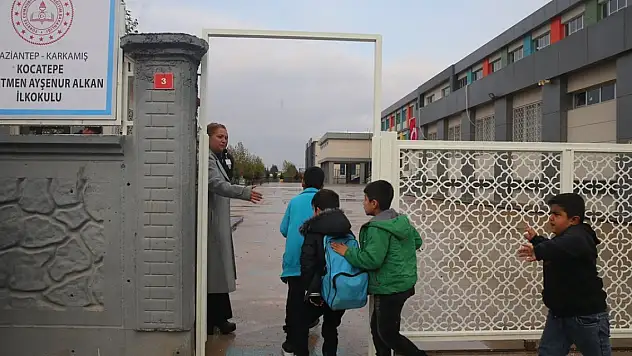 YPG/PKK'lı teröristlerin şehit ettiği Ayşenur Alkan'ın okulunda eğitim başladı