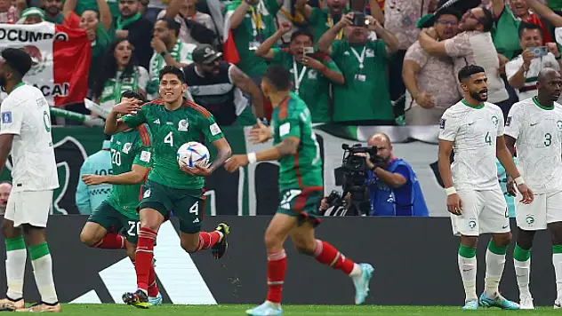 Meksika galibiyete rağmen Katar'a veda etti