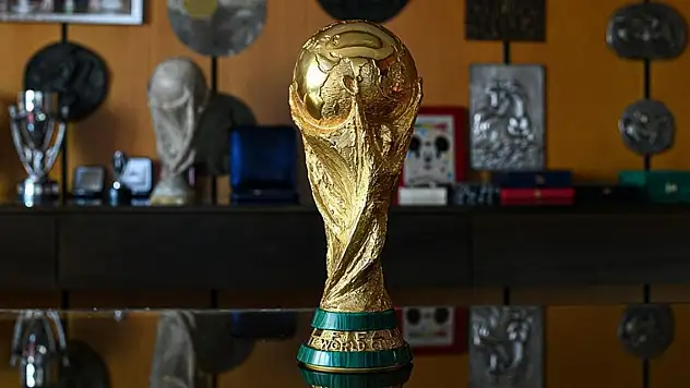 Futbolun en prestijli kupası İtalya'da üretiliyor