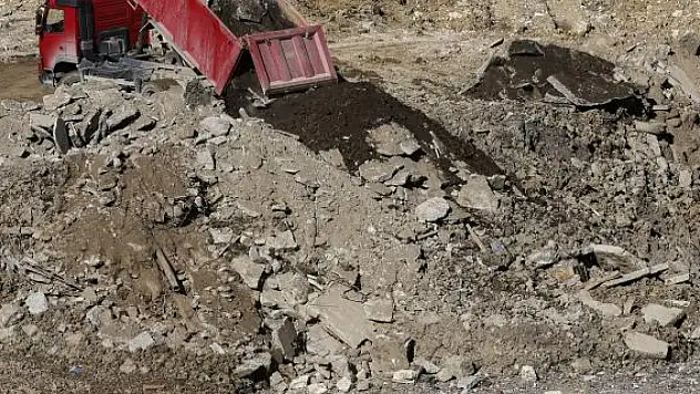 Hindistan'da kil ocağı çöktü: 6 ölü