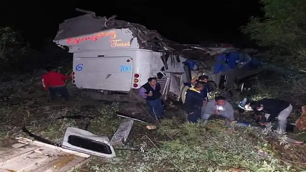 Otobüs uçuruma yuvarlandı: 3 ölü, 36 yaralı