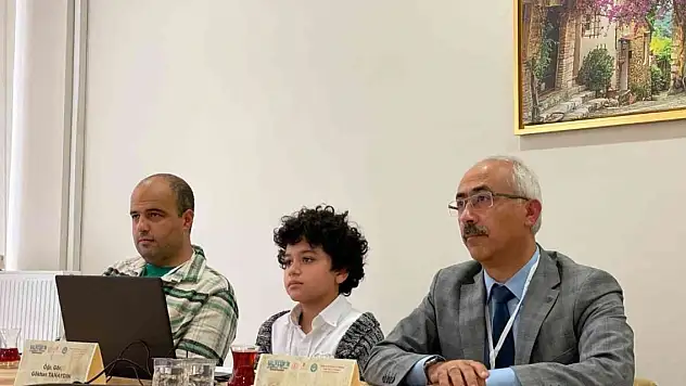 10 yaşındaki Hüseyin Uluslararası sempozyumda bildiri sundu