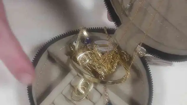 İnsanlık ölmemiş... Altın dolu çantayı sahibine teslim ettiler