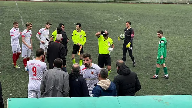 Parmağı kırılan hakem elinde bandajla maç yönetti