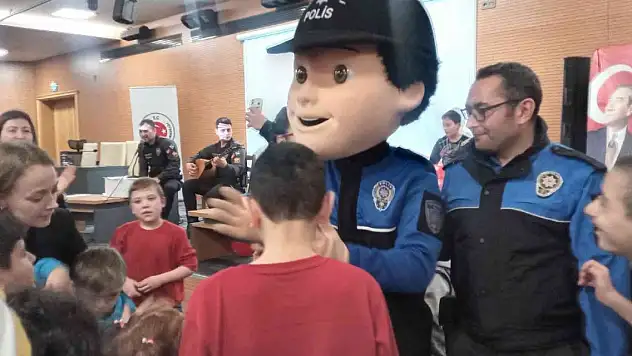 Engelli çocuklar maskot polis Cesur'la gönüllerince eğlendi