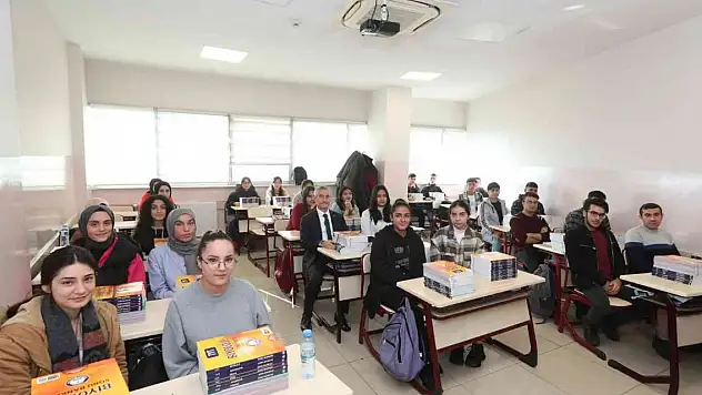 Sınava hazırlanan öğrencilere TYT eğitim seti hediye edildi