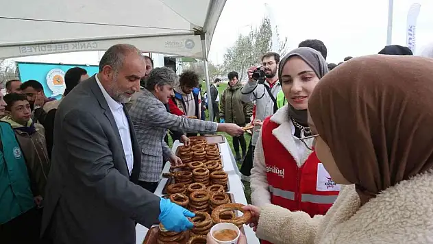Gençlere salep ve simit ikramında bulundular