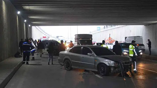 5 araçlı trafik kazasında tünelin beton blokları devrildi