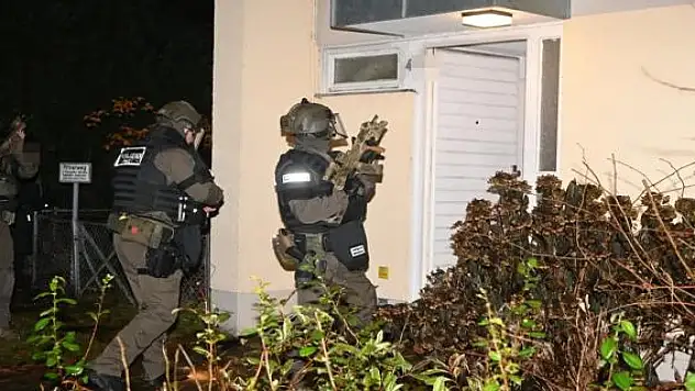 Almanya'da 11 eyalette darbe planlayan Nazilere polis operasyonu