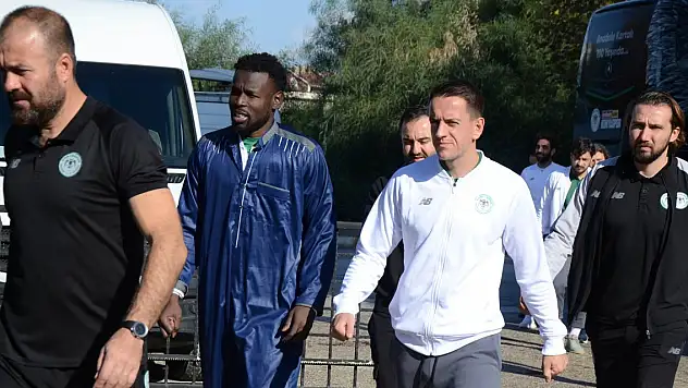 Futbolcular ve teknik adamlar, cuma namazı kıldı