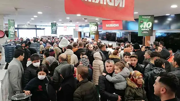 Yüzde 50 indirim yapan mağazada izdiham, birbirlerini ısırdılar