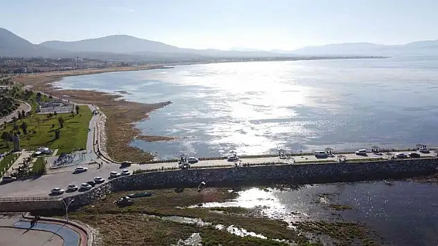 Beyşehir Gölü ismini aldığı Beyşehir'den uzaklaşıyor