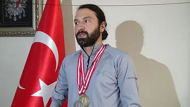 Engelli yüzücü Fevzi Çakmak 1,5 aylık çalışmayla Türkiye birincisi oldu