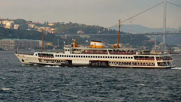 İstanbul'da şiddetli lodos vapur seferlerini aksattı