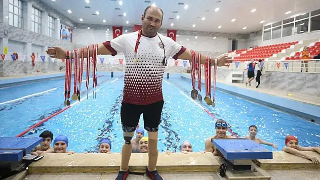 Protezli öğretmenin yetiştirdiği engelli sporcular, yüzmede 42 madalya kazandı