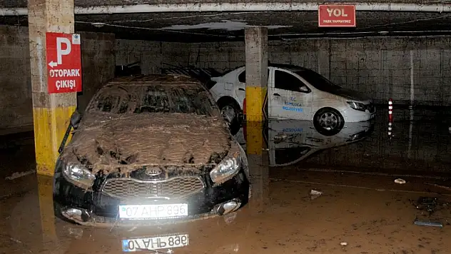 Kumluca'daki sel felaketi kameralara yansıdı