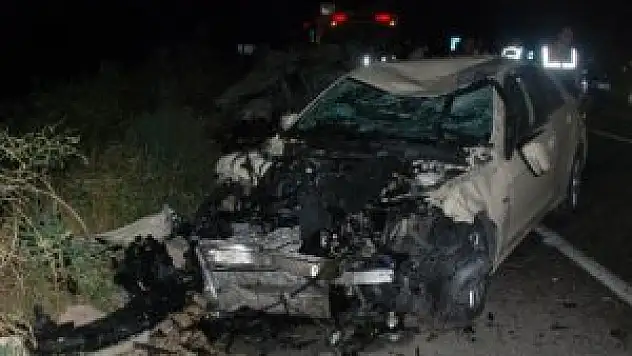 İki otomobil kafa kafaya çarpıştı: 2 ölü, 5 yaralı