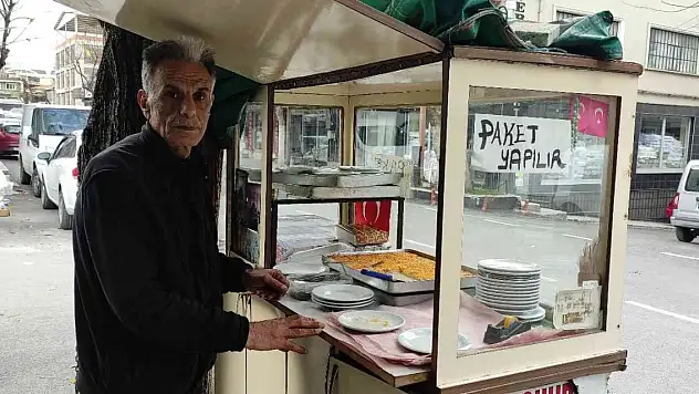 40 yıldır aynı yerde seyyar tezgah açıyor