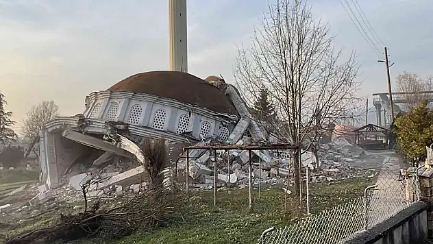 Depremde ağır hasar gören 35 yıllık cami yıkıldı