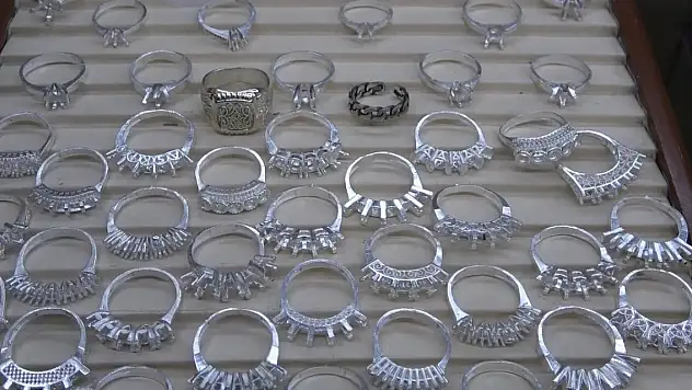 Taş ve gümüş takıya dönüştü