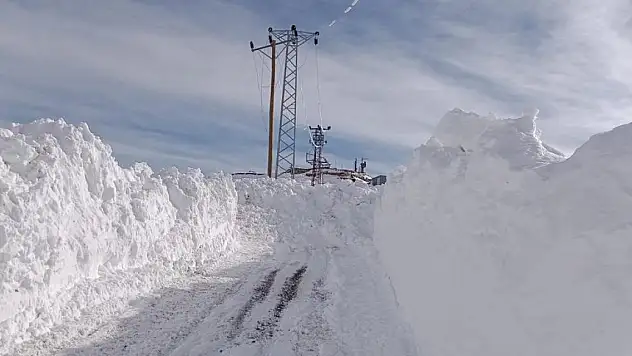3 metreyi bulan karda yol çalışması