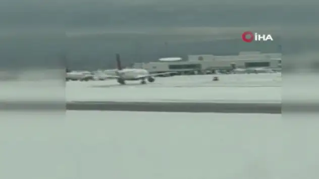 Yoğun kar yağışı: 200 uçuş iptal