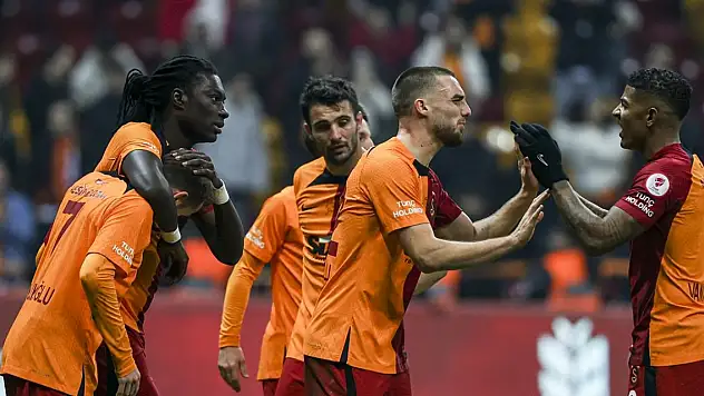 Galatasaray Gomis'le turladı