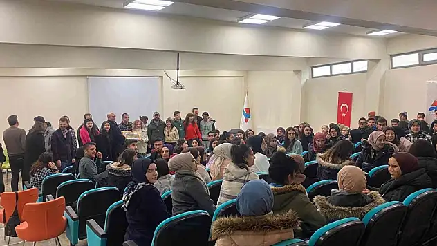 Erzurum Devlet Tiyatrosu oyuncuları, öğrencilerle söyleşti