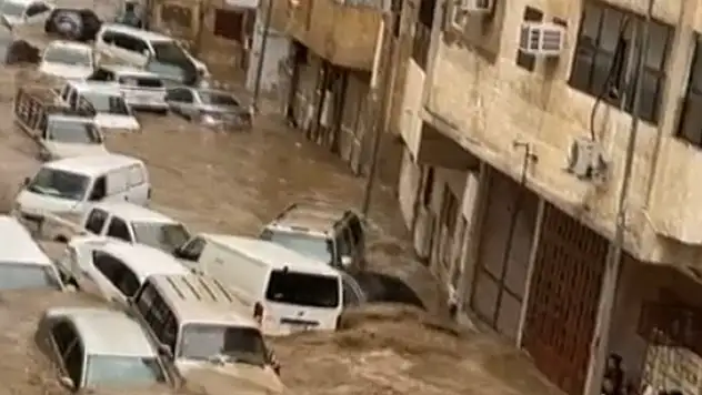 Mekke'de yağışlar sele neden oldu