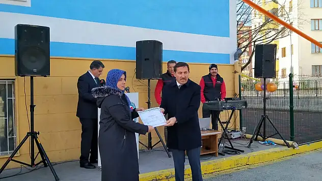 Karatay İzzet Bezirci İlkokulunda Aile Okul Eğitimlerini tamamlayan annelere belge